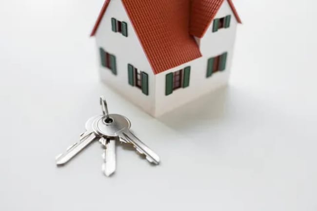 modellino di casa con mazzo di chiavi modellino di casa con mazzo di chiavi