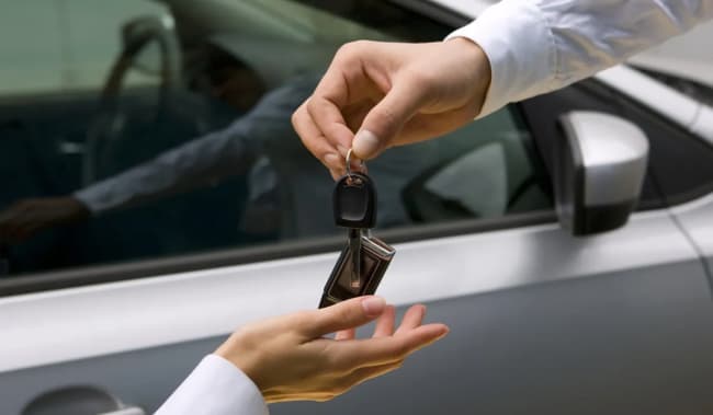 mani si scambiano chiave dell'auto a noleggio mani si scambiano chiave dell'auto a noleggio