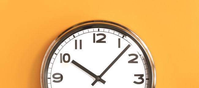 Orologio da parete su sfondo arancione Orologio da parete su sfondo arancione