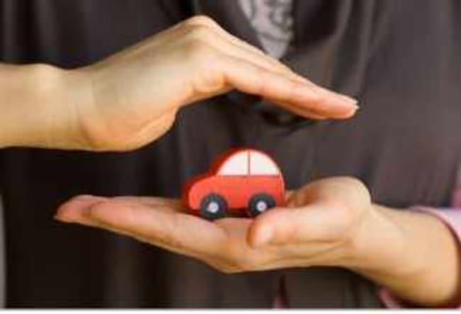 mani proteggono modellino auto mani proteggono modellino auto