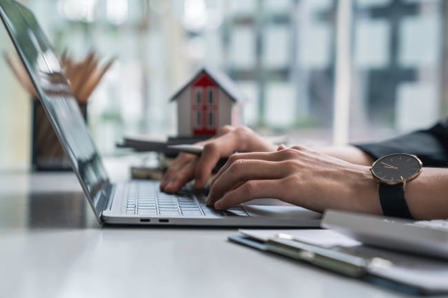 Persona che cerca casa online Persona che cerca casa online