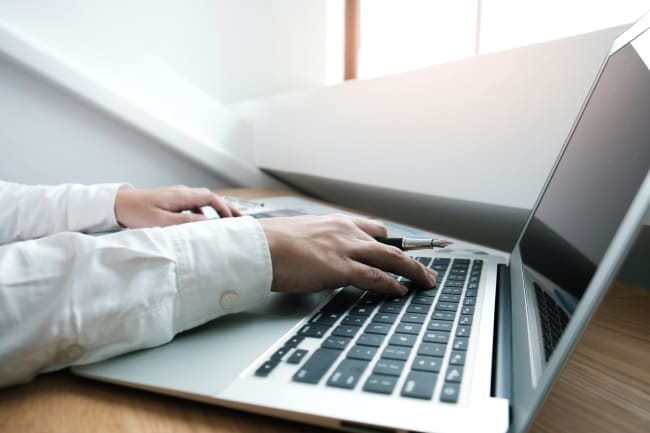 persona che effettua controlli a pc persona che effettua controlli a pc