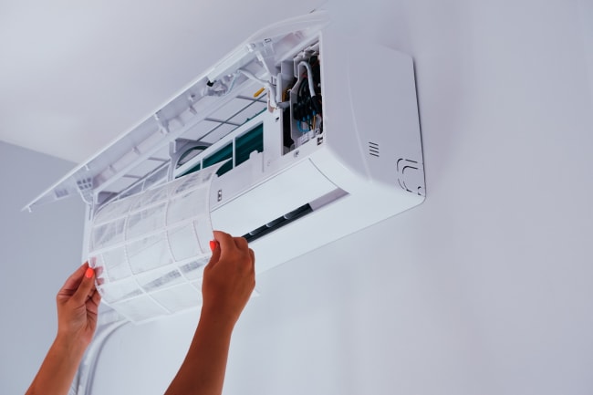 Persona che effettua la manutenzione del condizionatore  Persona che effettua la manutenzione del condizionatore