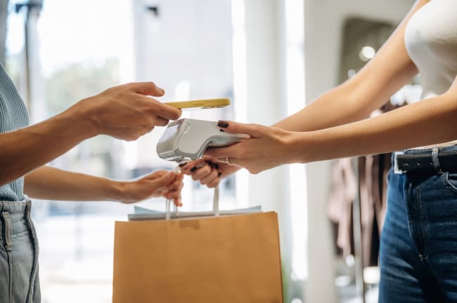 Persona che paga tramite pos Persona che paga tramite pos