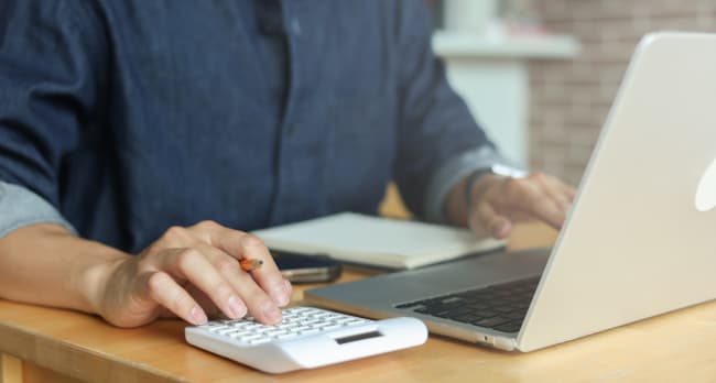 persona-digita-al-pc-e-calcolatrice persona-digita-al-pc-e-calcolatrice