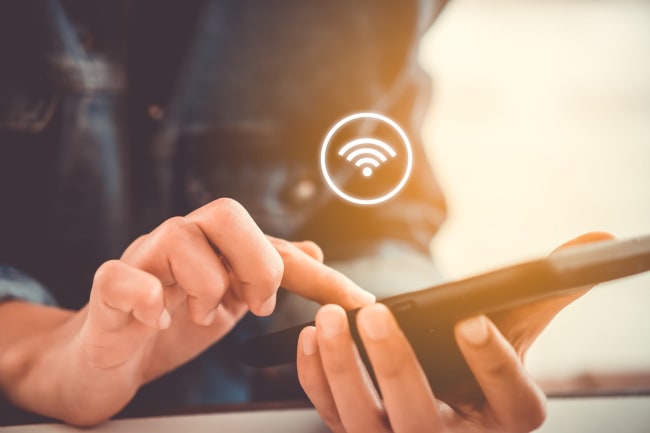 Persona si connette al WiFi