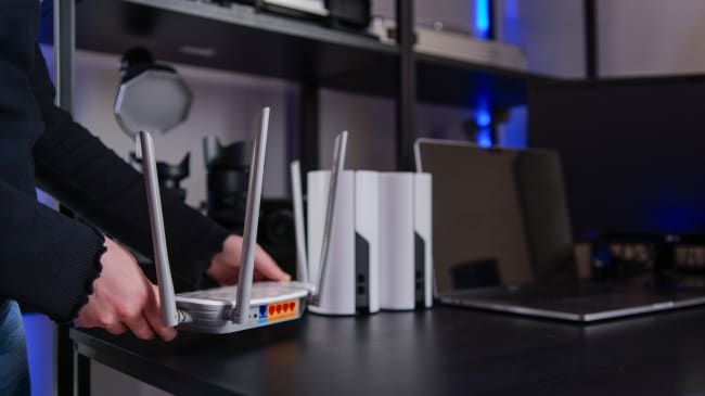 persona-sistema-router-internet persona-sistema-router-internet