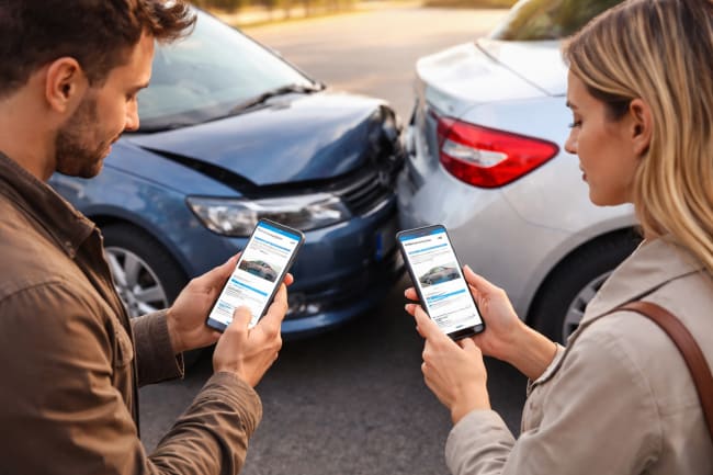 persone compilano cai digitale