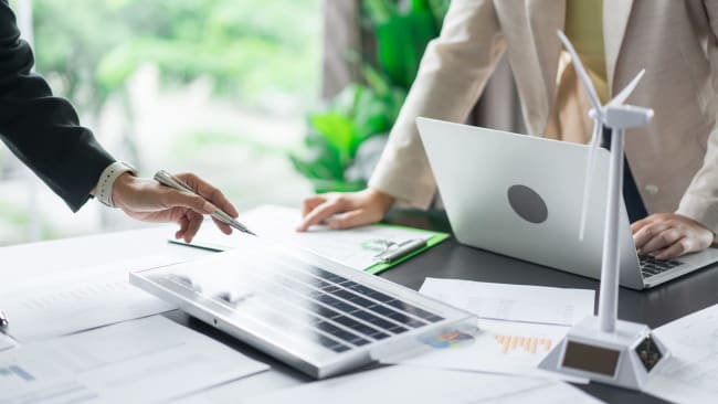 Persone lavorano ambito energia