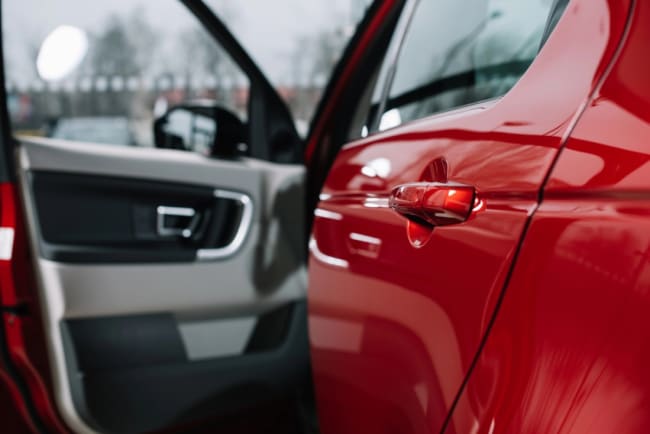 portiera aperta di un'auto rossa portiera aperta di un'auto rossa