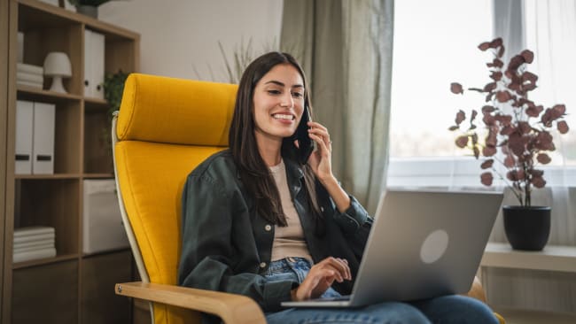 Ragazza naviga a pc e parla Ragazza naviga a pc e parla
