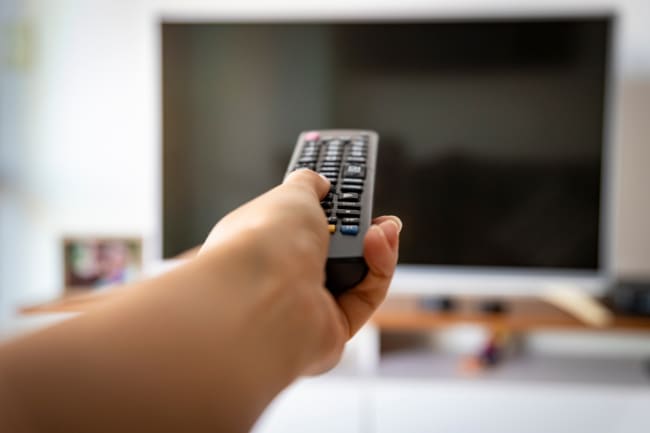 Ragazza accende tv Ragazza accende tv