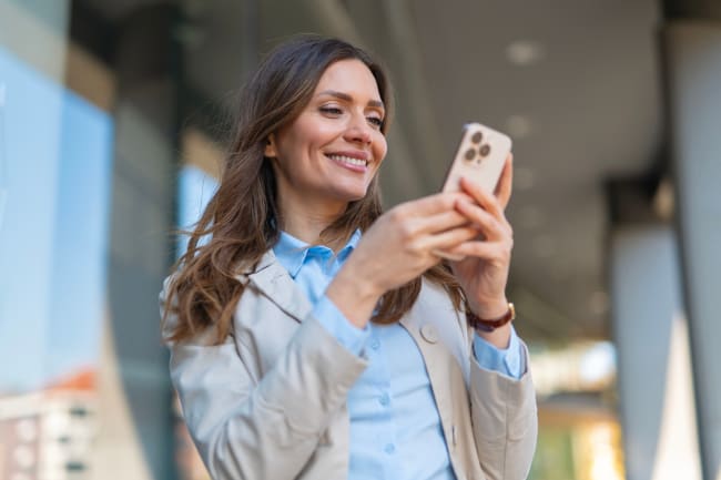 Ragazza al cellulare Ragazza al cellulare