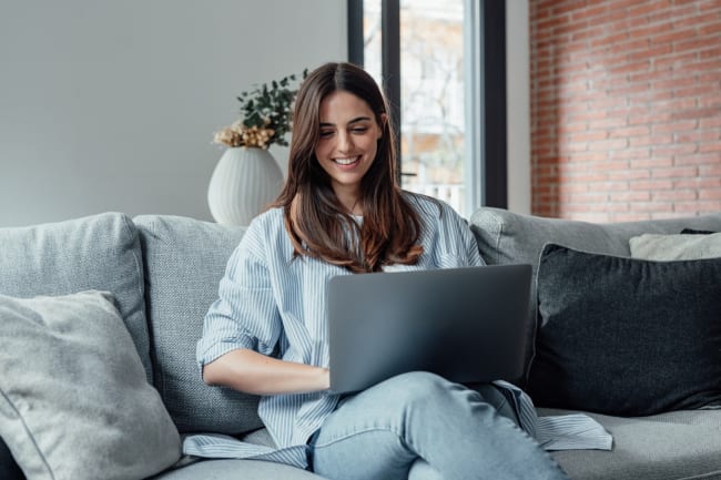 ragazza al computer sul divano ragazza al computer sul divano