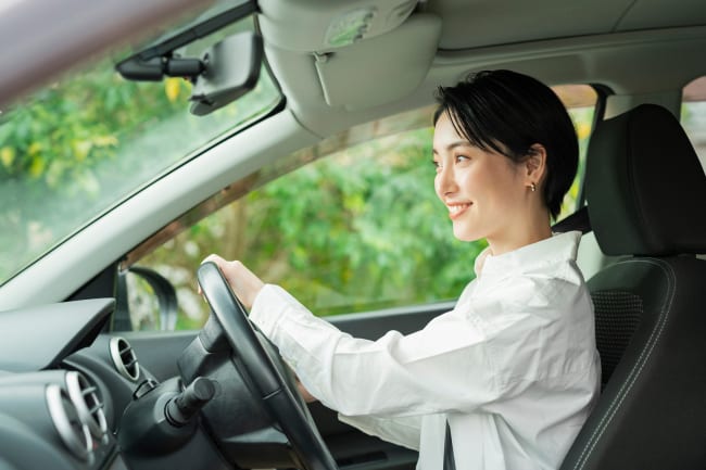 ragazza alla guida di un'auto ragazza alla guida di un'auto
