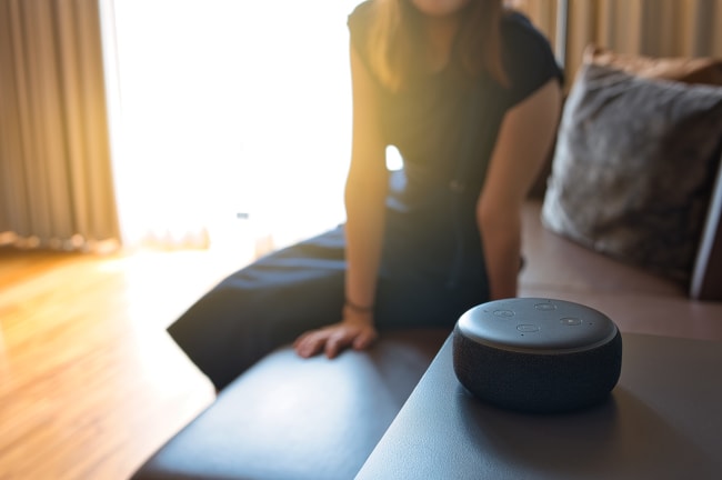 ragazza che interagisce con un dispositivo digitale domestico ragazza che interagisce con un dispositivo digitale domestico
