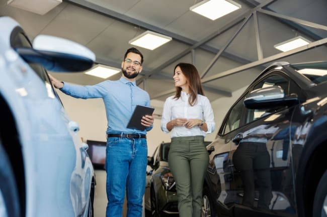 ragazza che noleggia un'auto ragazza che noleggia un'auto
