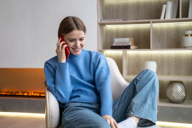 Ragazza che parla al telefono Ragazza che parla al telefono
