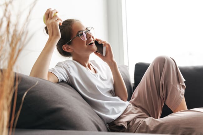 Ragazza che parla al cellulare e sorride Ragazza che parla al cellulare e sorride