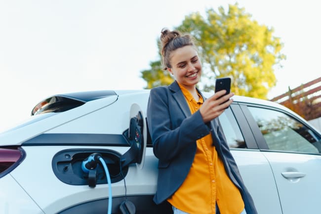 Ragazza che ricarica auto elettrica Ragazza che ricarica auto elettrica