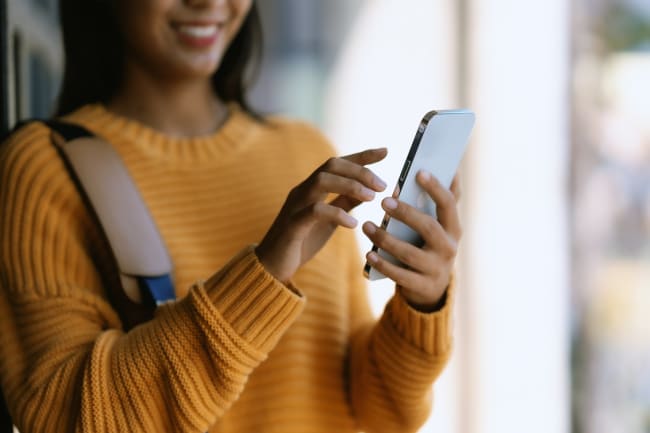 Ragazza che sta utilizzando il cellulare Ragazza che sta utilizzando il cellulare