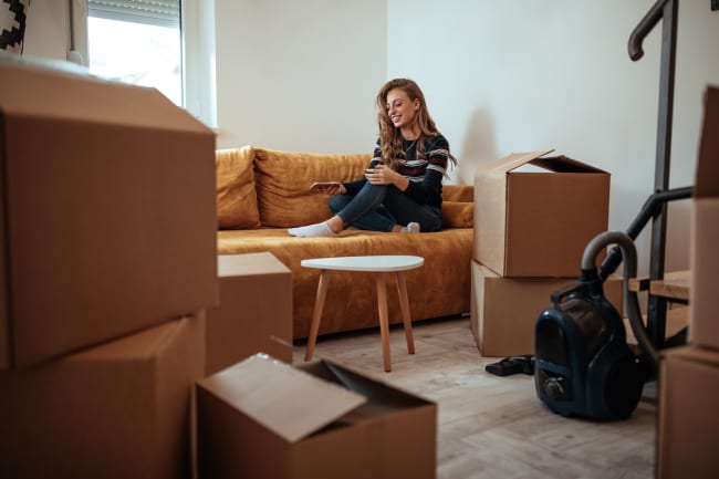 Ragazza che trasloca nella casa appena acquistata Ragazza che trasloca nella casa appena acquistata