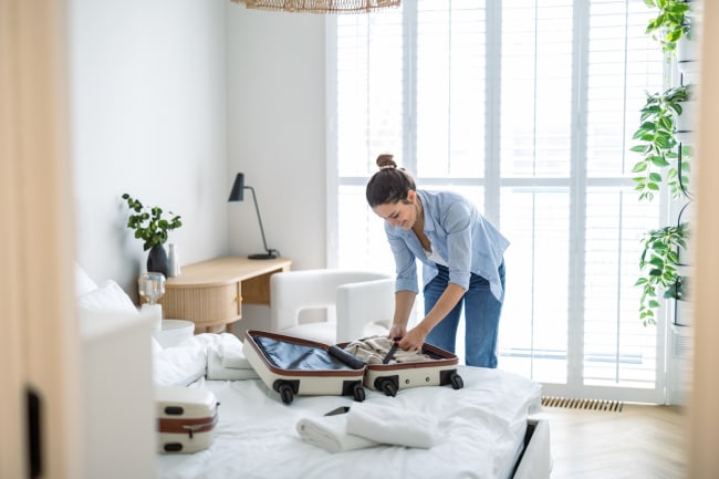 ragazza completa la valigia ragazza completa la valigia