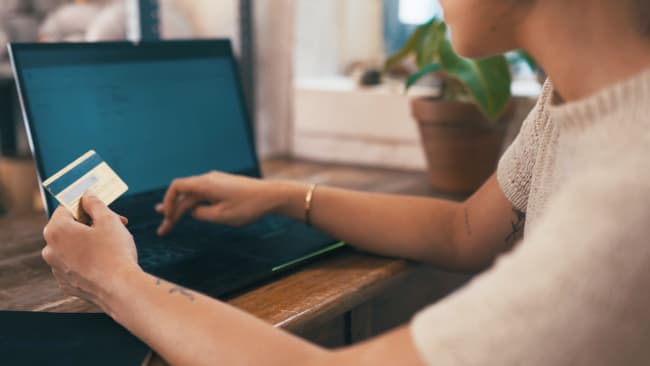 Ragazza con carta a pc