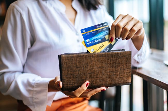 Ragazza con carte di credito Ragazza con carte di credito