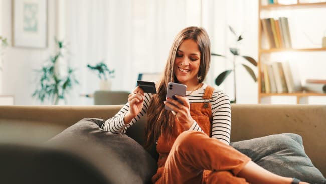 Ragazza con carta e smartphone Ragazza con carta e smartphone