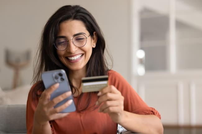 Ragazza con carta in mano Ragazza con carta in mano