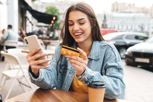 Ragazza con carta pagamento Ragazza con carta pagamento