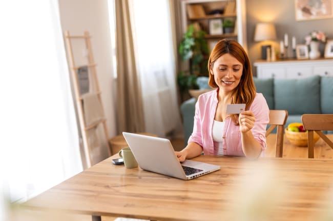 ragazza gestisce conto corrente