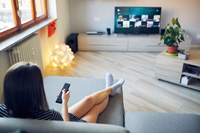 Ragazza guarda tv sul divano