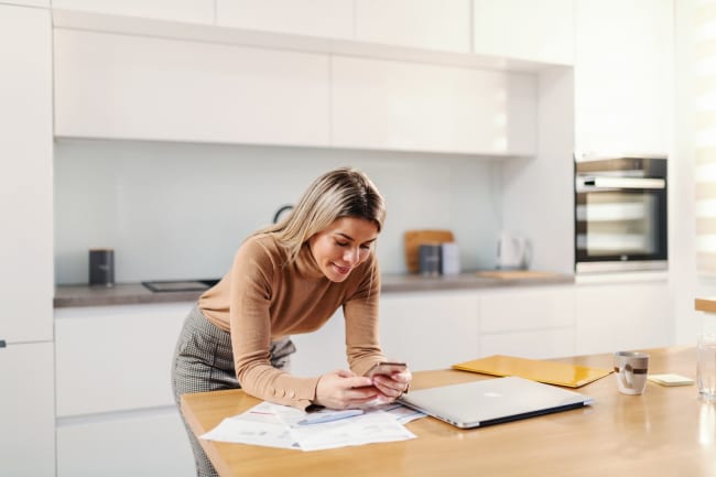 Ragazza in cucina attiva offerte con smartphone Ragazza in cucina attiva offerte con smartphone