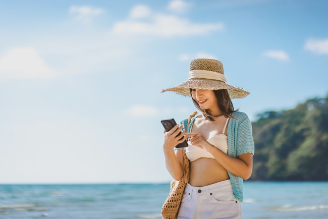 ragazza in spiaggia con smartphone