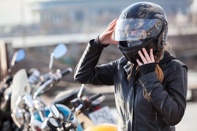 ragazza indossa casco della moto