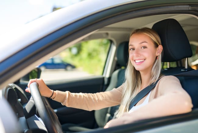 Ragazza neopatentata alla guida Ragazza neopatentata alla guida