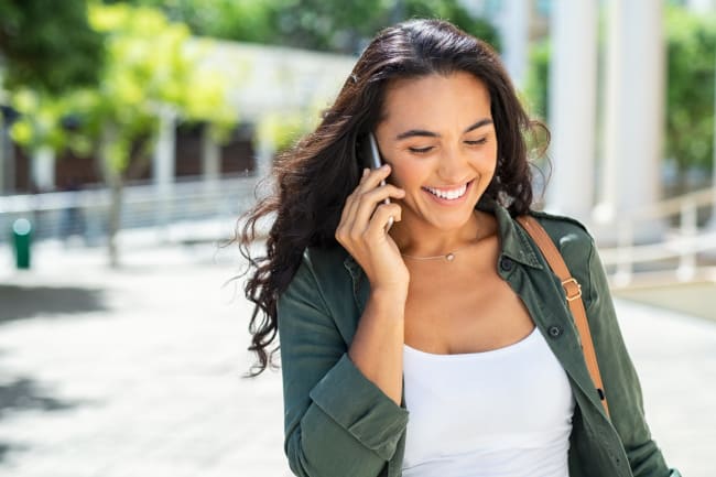ragazza parla al telefono ragazza parla al telefono
