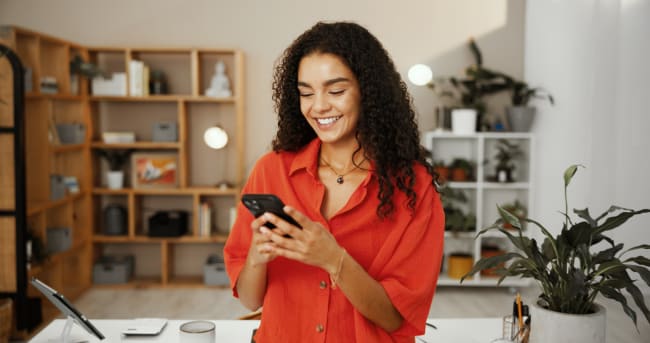 ragazza sorride con smartphone in mano ragazza sorride con smartphone in mano