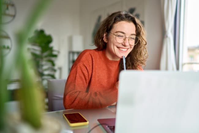 ragazza-sorridente-al-pc ragazza-sorridente-al-pc