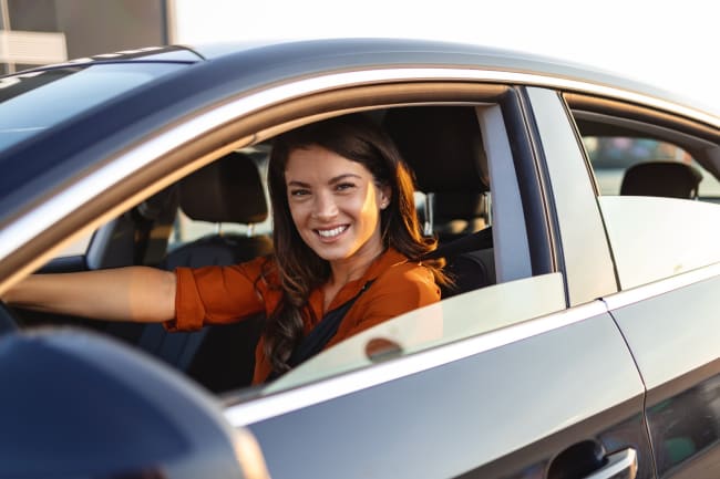 Ragazza sorridente in auto Ragazza sorridente in auto