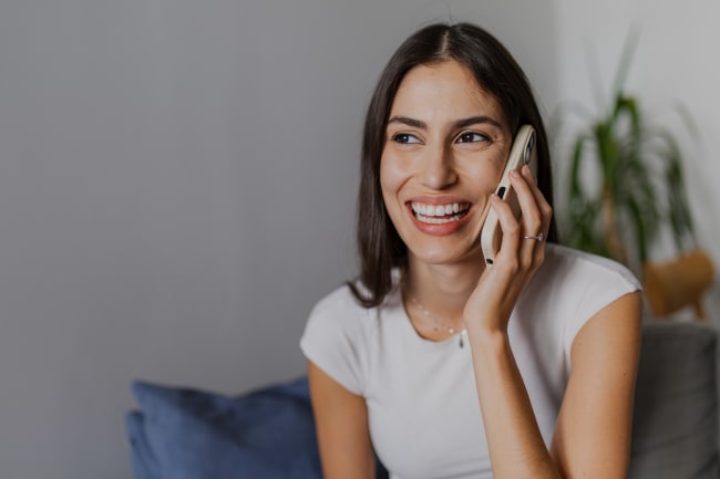 Ragazza sorridente parla al telefono