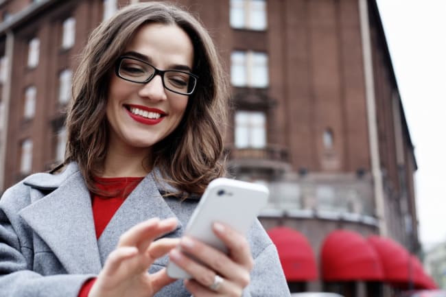 ragazza utilizza il suo smartphone ragazza utilizza il suo smartphone