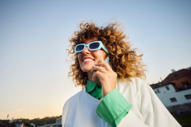 ragazza viaggia con esim ragazza viaggia con esim