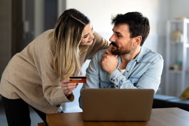 Ragazzi al computer con carta di credito Ragazzi al computer con carta di credito
