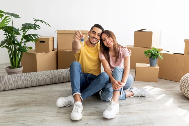 Ragazzi che hanno acquistato una casa nuova e si stanno trasferendo Ragazzi che hanno acquistato una casa nuova e si stanno trasferendo