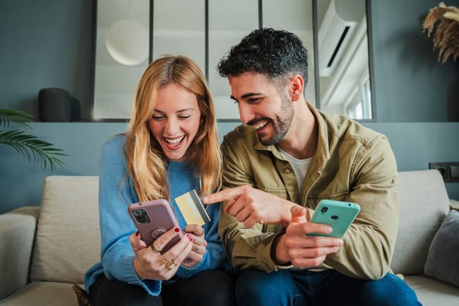 Ragazzi con carta credito e smartphone Ragazzi con carta credito e smartphone