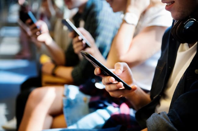 ragazzi con smartphone ragazzi con smartphone