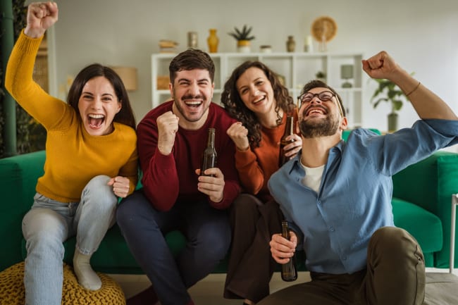 Ragazzi seguono sport in tv